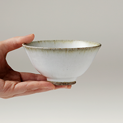 Consider the rice bowl. Its base makes it easy to hold without burning your hand. It also naturally makes the way you hold it beautiful.